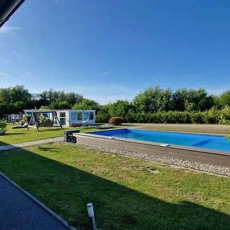 Air-conditioned Homes, Summer Pool, Sauna *