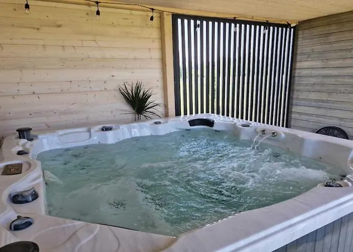 בית נופש Air-conditioned Homes, Summer Pool, Sauna *