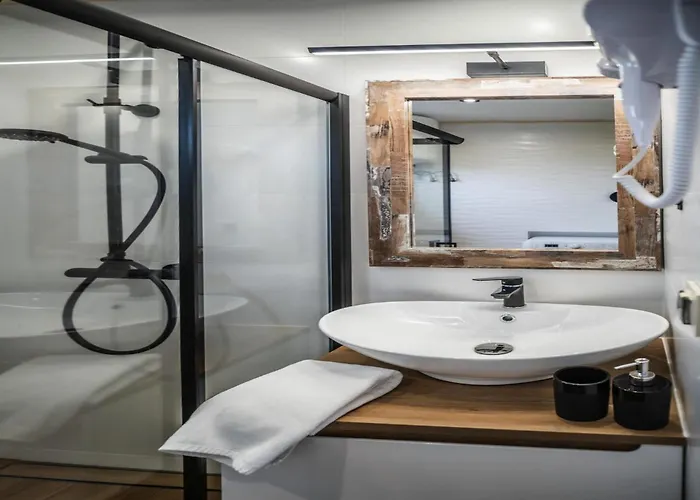 בית נופש Air-conditioned Homes, Summer Pool, Sauna *